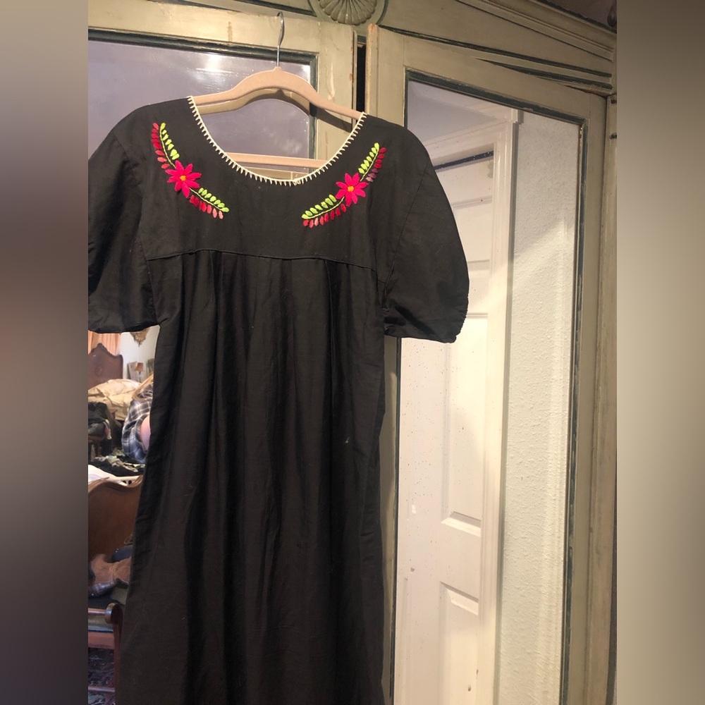 Vintage black embroidered Mexican dress - Picture 4 of 4